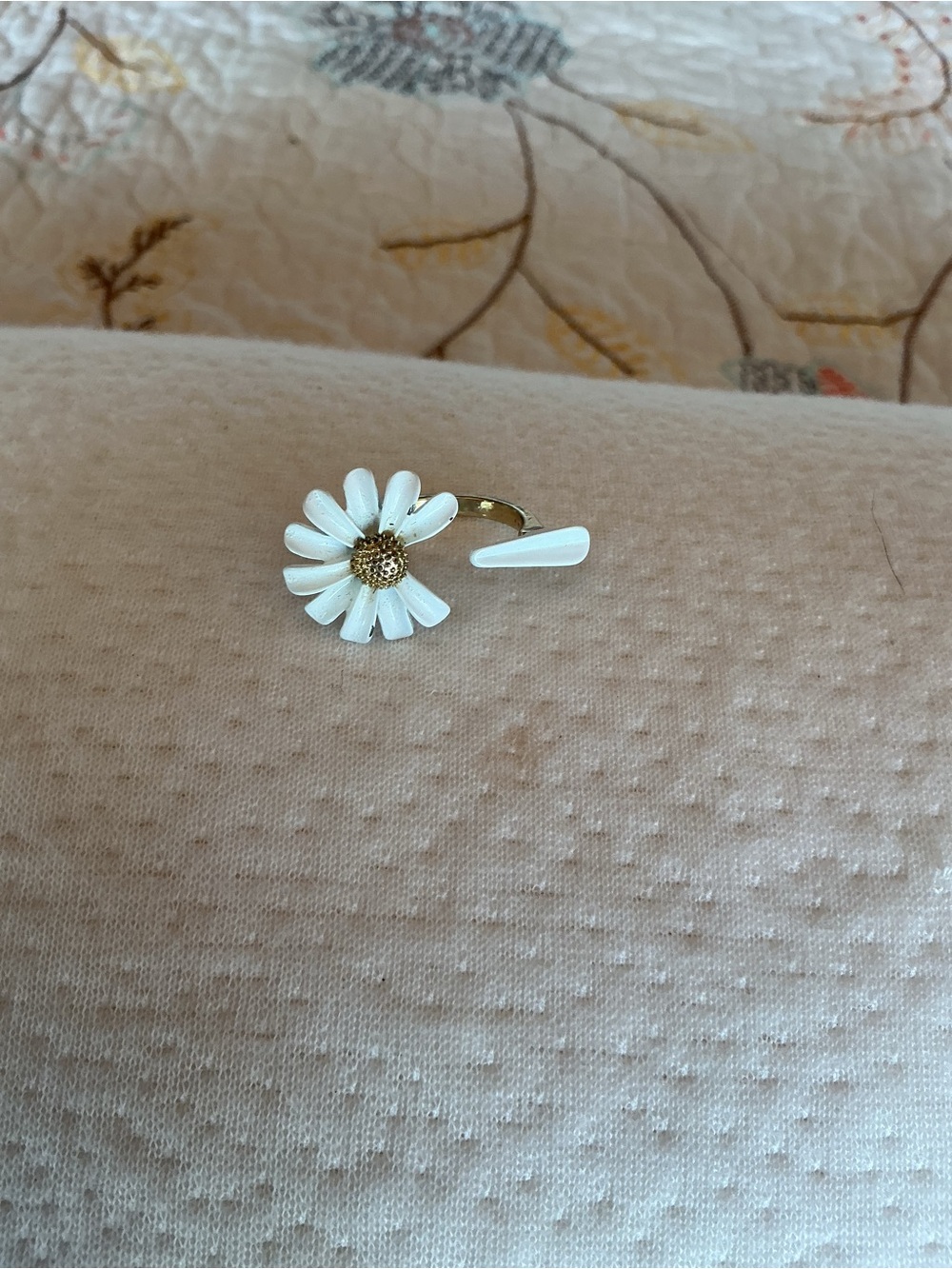 kate spade White and Gold Daisy Adjustable Ring